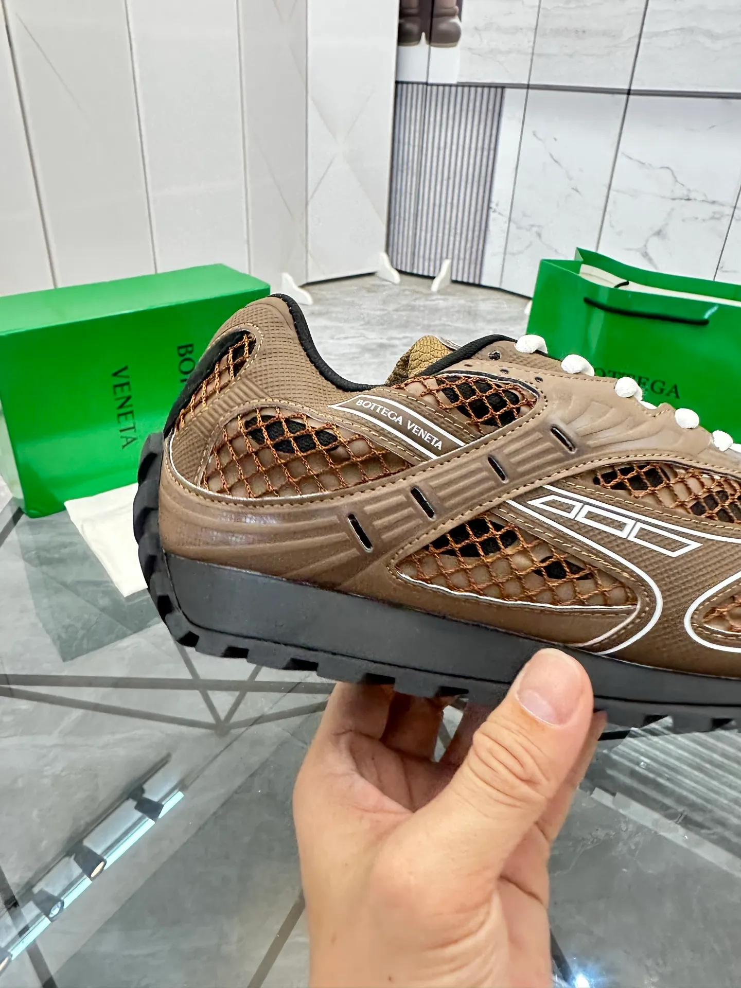 Factory men's shoes 💰: 620💰 (top version) BV Orbit sneakers Wang Yibo's same style couple's dad shoes Runner sneakers, made of lightweight technical mesh fabric. Matched with geometric pattern designed rubber outsole Wang Zha series high version Look for the package craftsmanship The actual height is much higher, but the legs are still slim. Very nice and playable and durable Matching to the standard 💯 Package shoe technology Look for the high version The outsole is made of color-blocked TPU outsole Women's model 35 36 37 38 39 40 41 (40 41 customized) Men's model 38 39 40 41 42 43 44 45. (Customized size 38 45.46) No. H345